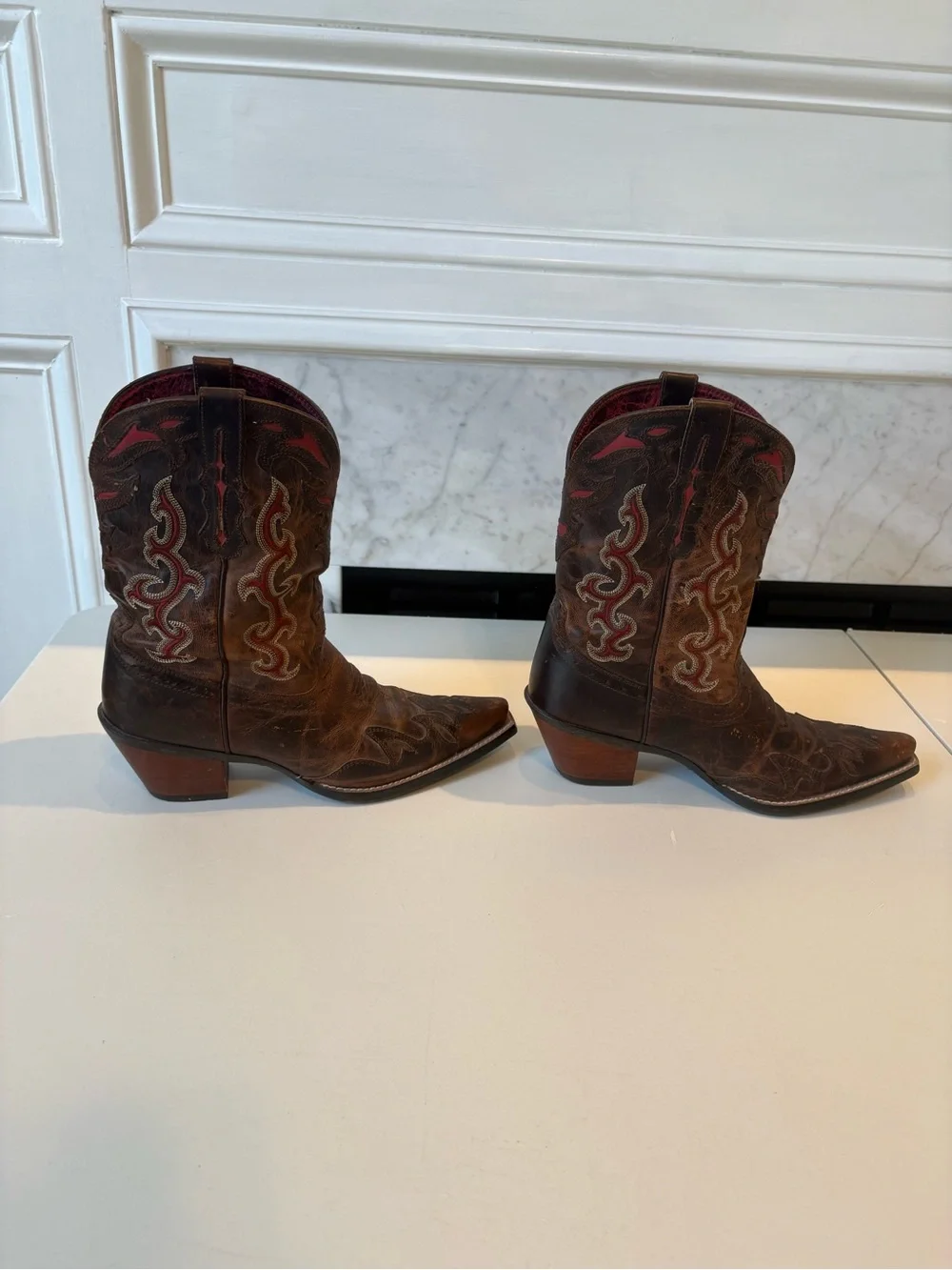 Calling your inner cowgirl!  Ariat Brown Leather Boots with Red Interior Size 9B - Picture 4 of 9
